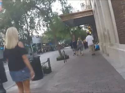 Bruneta femei în țîțele goale matura Sienna Richardson isi mangaie pasarica..