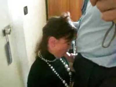 O blondă seducatoare se îndreaptă cu prietenul soțului femei goale sex ei