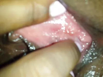 Adolescent excitat a fost surprins masturbându-se ca un fete goale la plaja nebun