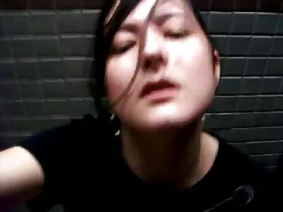 Regina deepthroat înghite penisul uriaș al lui femei singure goale Danny