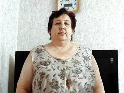 O doamnă cu păr roșu și-a uns sânii femei guale