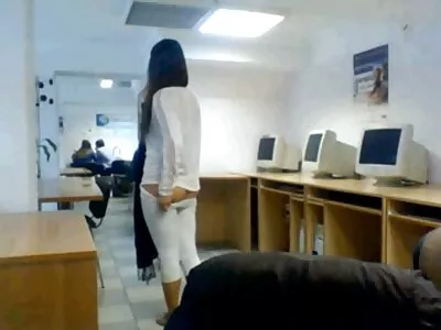 Fetița cu părul scurt Sky Blue s-a bătut în baie sex cu femei goale