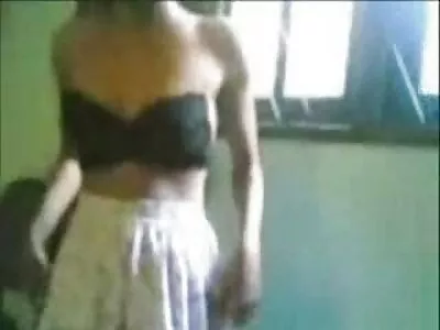 Aplecându-se peste milf care se răspândește pentru a deraia foto fete nud