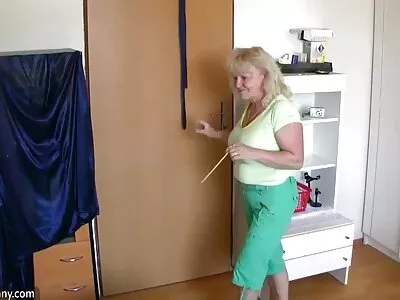 Noua păpușă femei in tatele goale de birou Shawna își dovedește abilitățile