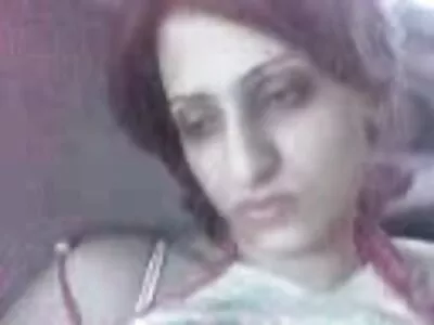 O fată videochat cu femei goale neagră se dă cu un tip alb