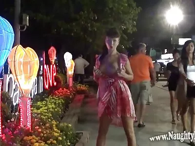 Videoclip brut femei goale pe plaja cu Cailey Taylor devenind fierbinte