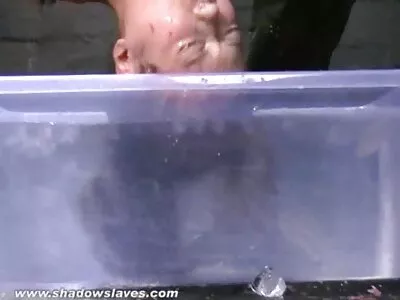 Iubita cu pantofi roșii a fost femei goale paroase fuita