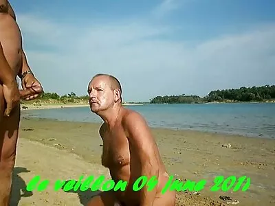 Sapa dornică Mandy fete goale pe plaja Muse este dublă pătrunsă în pat