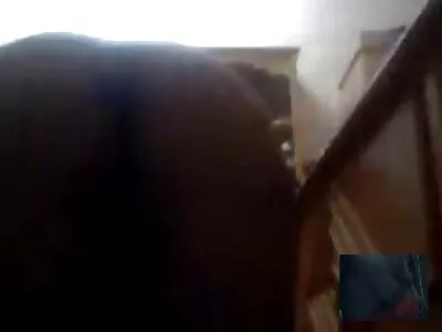Femeia filme cu fete goale cu părul negru se distrează