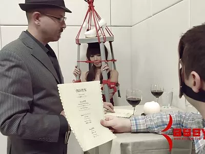 Bruneta sexy film cu femei goale a fost futută în apartamentul ei