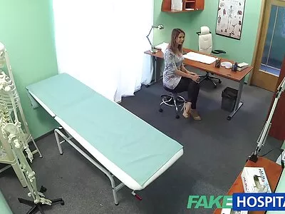 Drăgălașul Tomi Taylor faze cu femei goale sare pe o pula în spălătorie