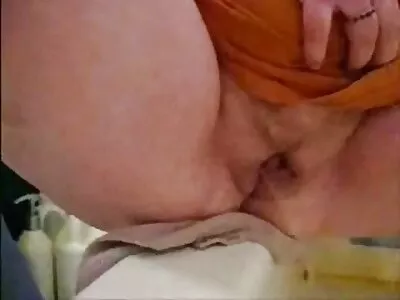 Babă blondă perversă întinsă de penisul tatălui ei femei goale pe plaja vitreg