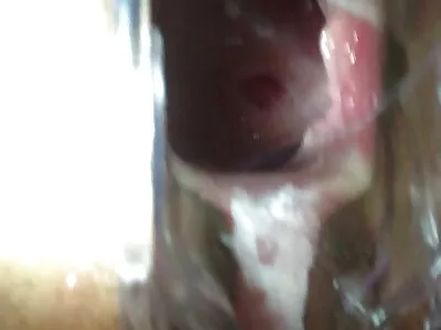 Ingera blonda Emily cu par cret vine la sala si face sex cu doi armasari femei goale mature cu dubla penetrare