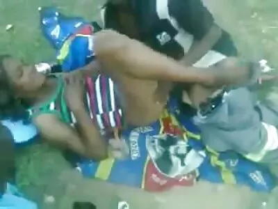 Bărbatul cu părul negru poze femei goale călărește penisul tare