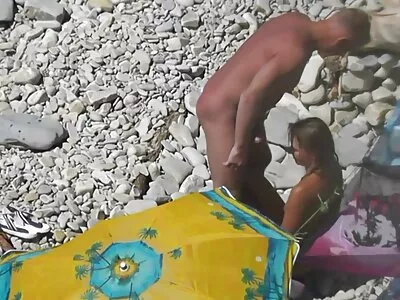 O fată drăguță își amuză prietena femei nud xxx