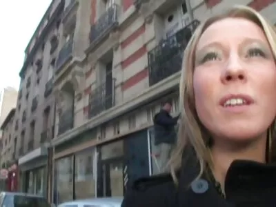 O femeie de femei goale xxx culoare a fost futută în patul ei